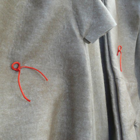 FEMME-CHÊNE - Feltro e cordoncino rosso, circa 280x100 cm appesi a grucce