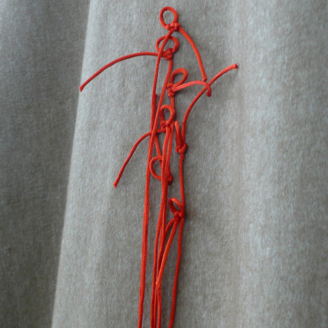 MÈRE-POISSON - Feltro e cordoncino rosso, circa 280x100 cm appesi a grucce