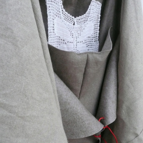 ENFANT TROUVÉ/TROVATELLO, 2015 - Abito di cotone lavorato all’uncinetto, feltro, lino, cordoncino rosso, circa 130x100cm, appeso in un angolo