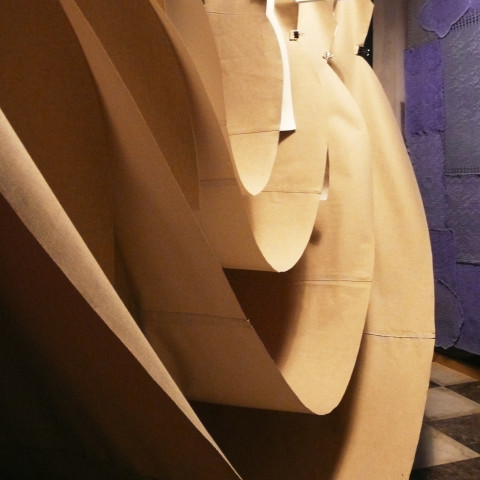 Matrioska 2, 2014 | 6 elementi in tela di lino plastificata, vite ad incastro e occhielli appesi a grucce (100x400x200cm) | Installazione in situ