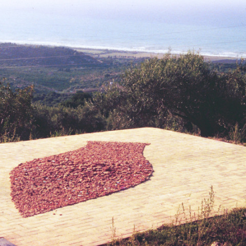 Au pays des hommes-fleuve - Anfora, 1996 | Cocci di terracotta raccolti sul lungomare (150x400 cm circa)