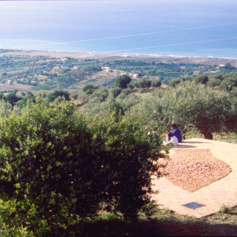 Au pays des hommes-fleuve - Anfora, 1996 | Cocci di terracotta raccolti sul lungomare (150x400 cm circa)