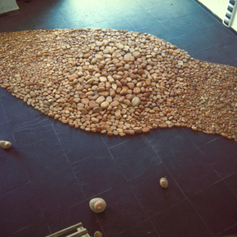 Au pays des hommes-fleuve - Anfora, 1996 | Cocci di terracotta raccolti sul lungomare (150x400 cm circa)