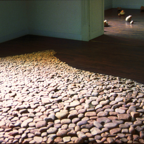 Au pays des hommes-fleuve - Anfora, 1996 | Cocci di terracotta raccolti sul lungomare (150x400 cm circa)