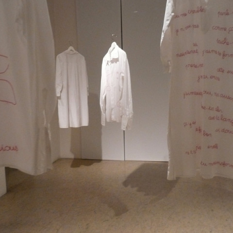 Au pays des hommes-fleuve - Déshabillés, 1996 | Vestiti ricamati col filo rosso