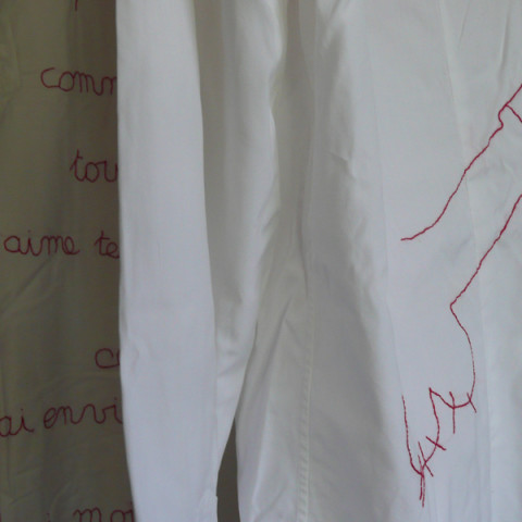 Au pays des hommes-fleuve - Déshabillés, 1996 | Vestiti ricamati col filo rosso