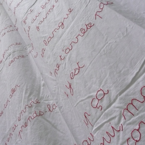 Au pays des hommes-fleuve - Lenzuolo ricamato col filo di cotone rosso (180x300 cm).