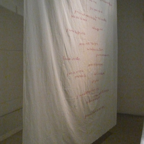 Au pays des hommes-fleuve - Lenzuolo ricamato col filo di cotone rosso (180x300 cm).