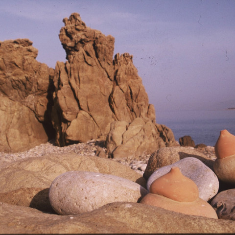 Au pays des hommes-fleuve - Via Lattea | Ciottoli di mare e terracotta, installazione in situ.