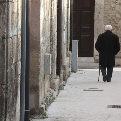 Cortile/Curtigghiu - Colloquio con gli anziani (Ph. Gero Viccica).