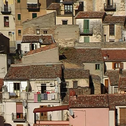 Cortile/Curtigghiu - La segreta. Videoinstallazione. Durata: 18’46’’. A colori, con audio. Montaggio con Aniko Gal.