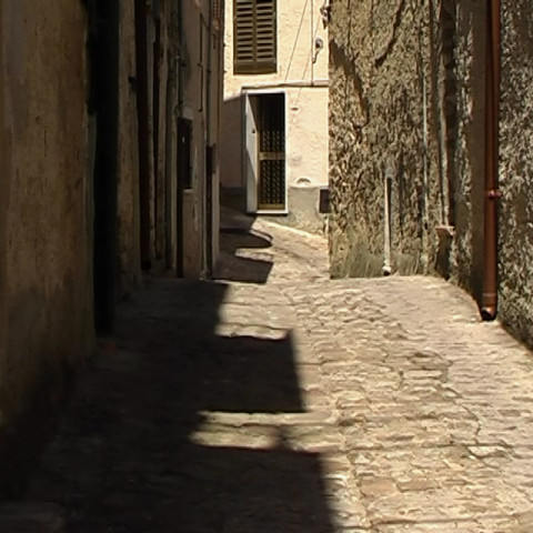 Cortile/Curtigghiu - La segreta. Videoinstallazione. Durata: 18’46’’. A colori, con audio. Montaggio con Aniko Gal.