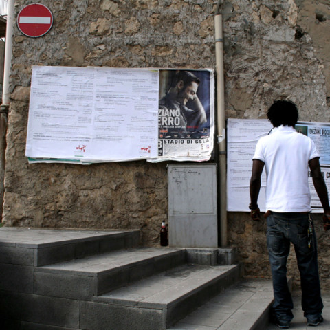 Cortile/Curtigghiu - La forma della città. Manifesti per strada (Ph. Nadia Castronovo).