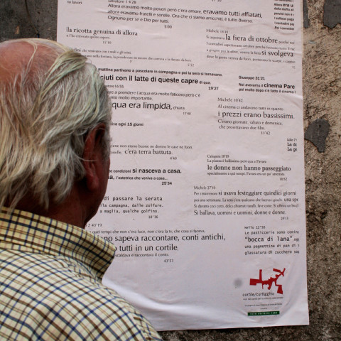 Cortile/Curtigghiu - La forma della città. Manifesti per strada (Ph. Nadia Castronovo).