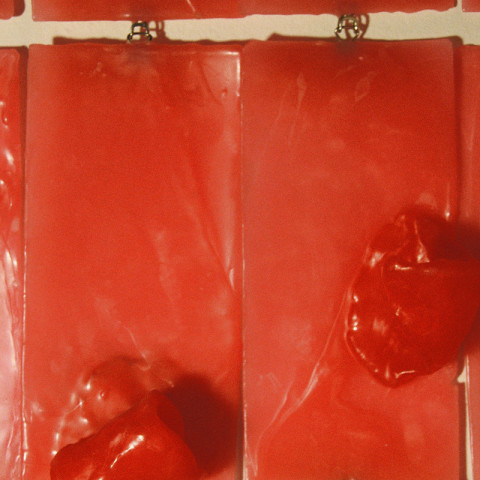 À mon seul desir - Heureux coin, 1995. Cera dentale, ganci acciaio (150x150 cm) in angolo.