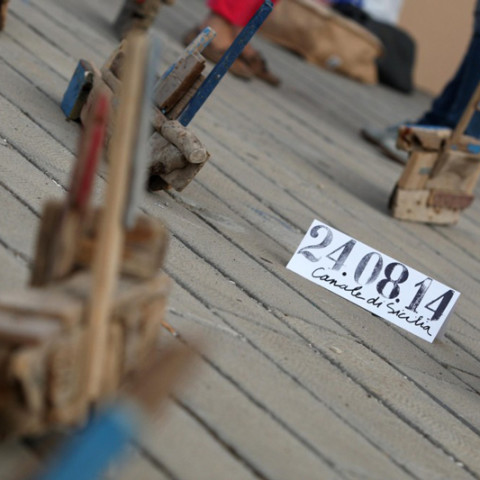 Isola/Esodo/Esilio | Esodo, 2011. Barche costruite con legnetti erosi dal mare. Installazione in situ (Ph. Igor Petyx).