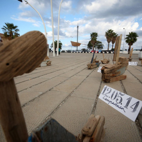 Isola/Esodo/Esilio | Esodo, 2011. Barche costruite con legnetti erosi dal mare. Installazione in situ (Ph. Igor Petyx).