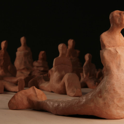 Isola/Esodo/Esilio | Traversée, 2008. 90 sculture di terracotta, su base legno (20x170x460cm). Ph. Alessandro Di Giugno