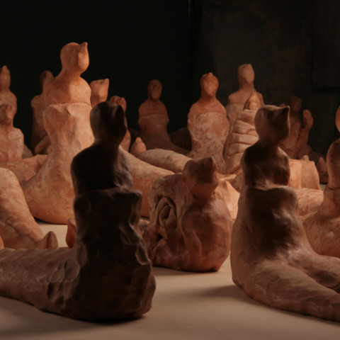 Isola/Esodo/Esilio | Traversée, 2008. 90 sculture di terracotta, su base legno (20x170x460cm). Ph. Alessandro Di Giugno