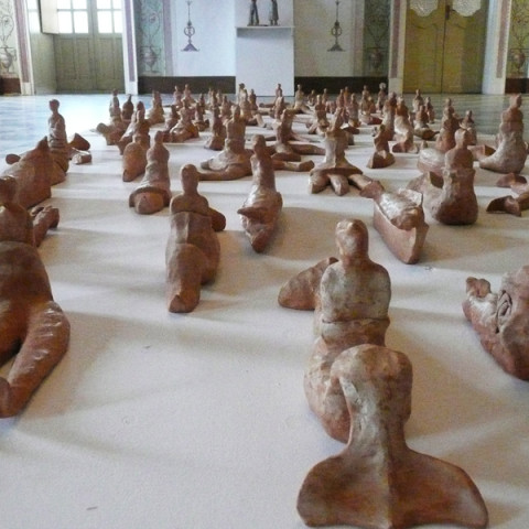 Isola/Esodo/Esilio | Traversée, 2008. 90 sculture di terracotta, su base legno (20x170x460cm).