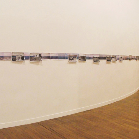Quoi de nouveau sous le soleil? - Lungomare, 2008 | Installazione fotografica in situ. Strisce fotografiche da 20x300 cm, altre foto da 20x30cm e graffette (dimensioni variabili).
