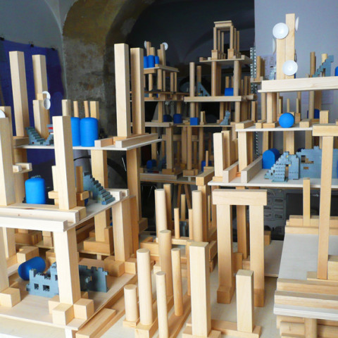 Quoi de nouveau sous le soleil? - Mobile City 2, 2008 - Elementi di legno grezzo o dipinto, moduli Lego, dischi d’alluminio verniciato. Installazione in situ su tavoli montati su cavalletti. 2 tavoli da 1x3 m.