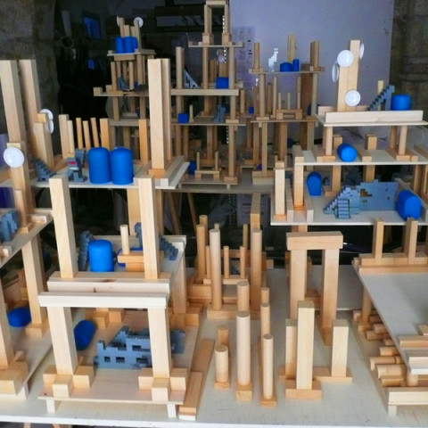 Quoi de nouveau sous le soleil? - Mobile City 2, 2008 - Elementi di legno grezzo o dipinto, moduli Lego, dischi d’alluminio verniciato. Installazione in situ su tavoli montati su cavalletti. 2 tavoli da 1x3 m.