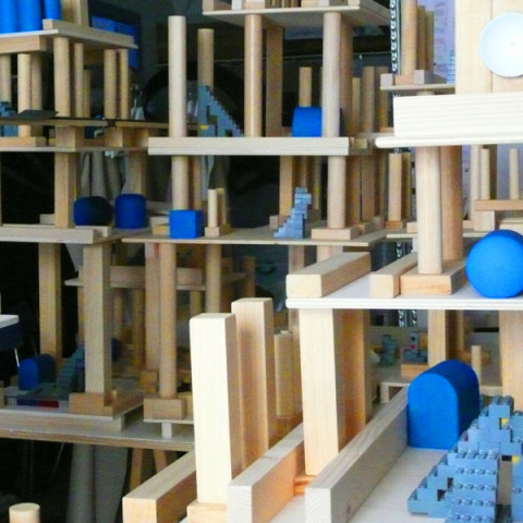 Quoi de nouveau sous le soleil? - Mobile City 2, 2008 - Elementi di legno grezzo o dipinto, moduli Lego, dischi d’alluminio verniciato. Installazione in situ su tavoli montati su cavalletti. 2 tavoli da 1x3 m.