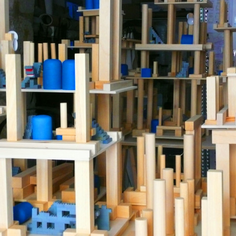 Quoi de nouveau sous le soleil? - Mobile City 2, 2008 - Elementi di legno grezzo o dipinto, moduli Lego, dischi d’alluminio verniciato. Installazione in situ su tavoli montati su cavalletti. 2 tavoli da 1x3 m.