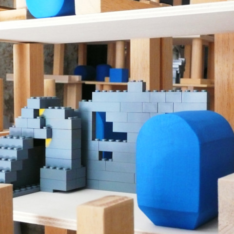 Quoi de nouveau sous le soleil? - Mobile City 2, 2008 - Elementi di legno grezzo o dipinto, moduli Lego, dischi d’alluminio verniciato. Installazione in situ su tavoli montati su cavalletti. 2 tavoli da 1x3 m.