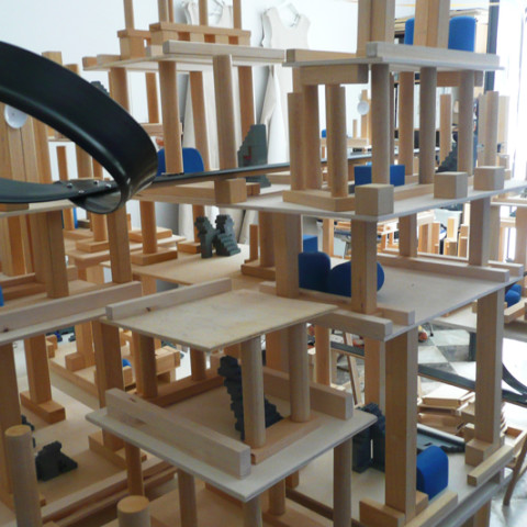 Quoi de nouveau sous le soleil? - Mobile City 2, 2008 - Elementi di legno grezzo o dipinto, moduli Lego, dischi d’alluminio verniciato. Installazione in situ su tavoli montati su cavalletti. 2 tavoli da 1x3 m.