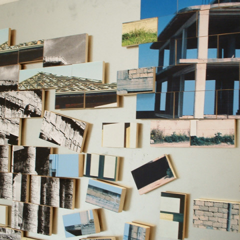Quoi de nouveau sous le soleil? - Paesaggio con rovine, Elementi mobili di legno ricoperti di frammenti fotografici, calamiti e lastra di ferro zincato (130x400 cm), 2005.