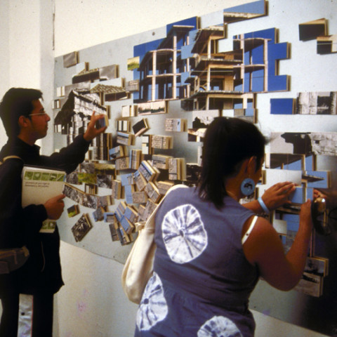 Quoi de nouveau sous le soleil? - Paesaggio con rovine, Elementi mobili di legno ricoperti di frammenti fotografici, calamiti e lastra di ferro zincato (130x400 cm), 2005.