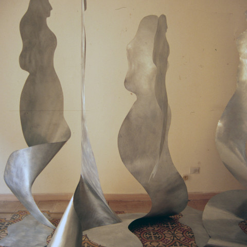 Sirene - Reflux (2001). Sagome di zinco sabbiato appese con un amo d’acciaio, fili di nylon, carte nautiche, luce artificiale (dimensioni variabili).