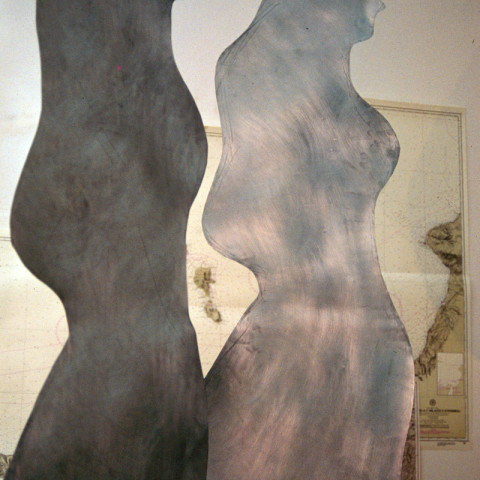 Sirene - Reflux (2001). Sagome di zinco sabbiato appese con un amo d’acciaio, fili di nylon, carte nautiche, luce artificiale (dimensioni variabili). Ph. Sandro Scalia.