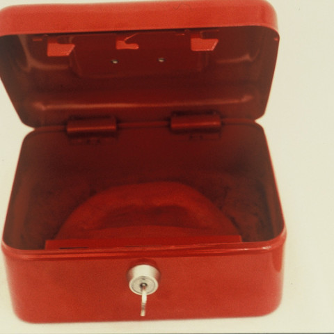 Sirene - Tesoro mio, 1996. Cassaforte, bocca d’argilla e cera, polvere carminio (15x10x25 cm).