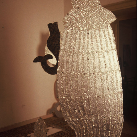 Sirene - Sirene, 2000. Sagome di lamiera appese, bottoni di madreperla e plastica, ritagli di fotografie (dimensioni variabili).