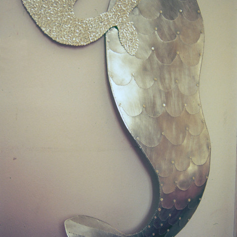 Sirene - Sirene, 2000. Sagome di lamiera appese, bottoni di madreperla e plastica, ritagli di fotografie (dimensioni variabili).