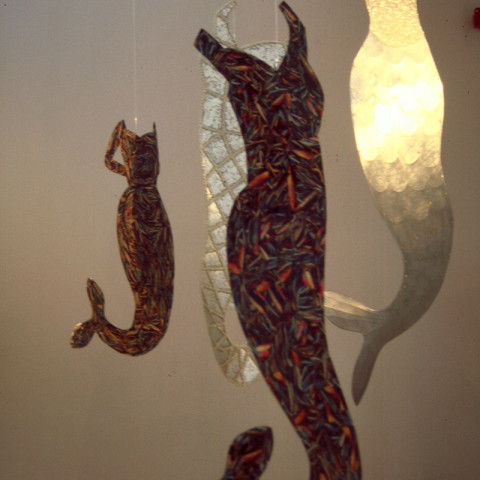 Sirene - Sirene, 2000. Sagome di lamiera appese, bottoni di madreperla e plastica, ritagli di fotografie (dimensioni variabili).