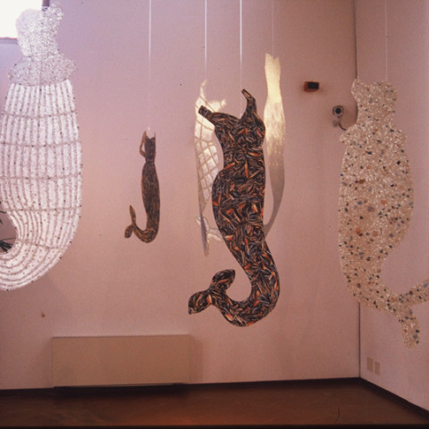 Sirene - Sirene, 2000. Sagome di lamiera appese, bottoni di madreperla e plastica, ritagli di fotografie (dimensioni variabili).