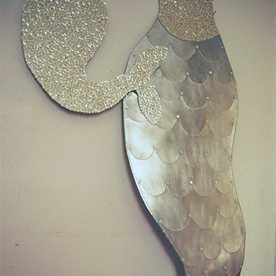 Sirene - Sirene, 2000. Sagome di lamiera appese, bottoni di madreperla e plastica, ritagli di fotografie (dimensioni variabili).